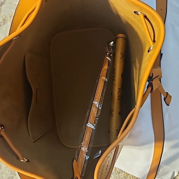 *Practically New* Drawstring bag - Picture 4 of 4